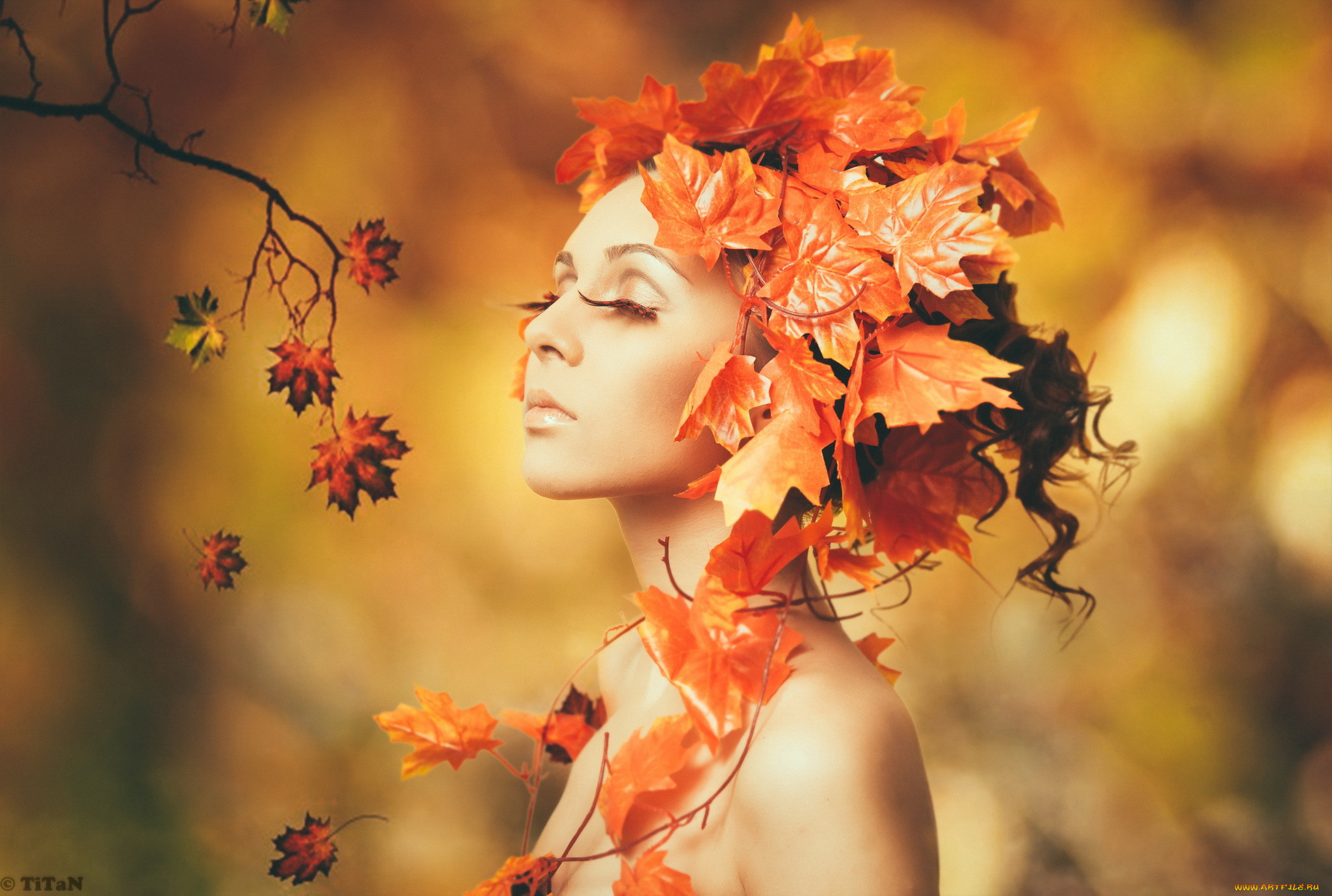 Красивые женщины осень. Девушка осень. Осенняя девушка. Девушка с осенними листьями. Девушка с листом.